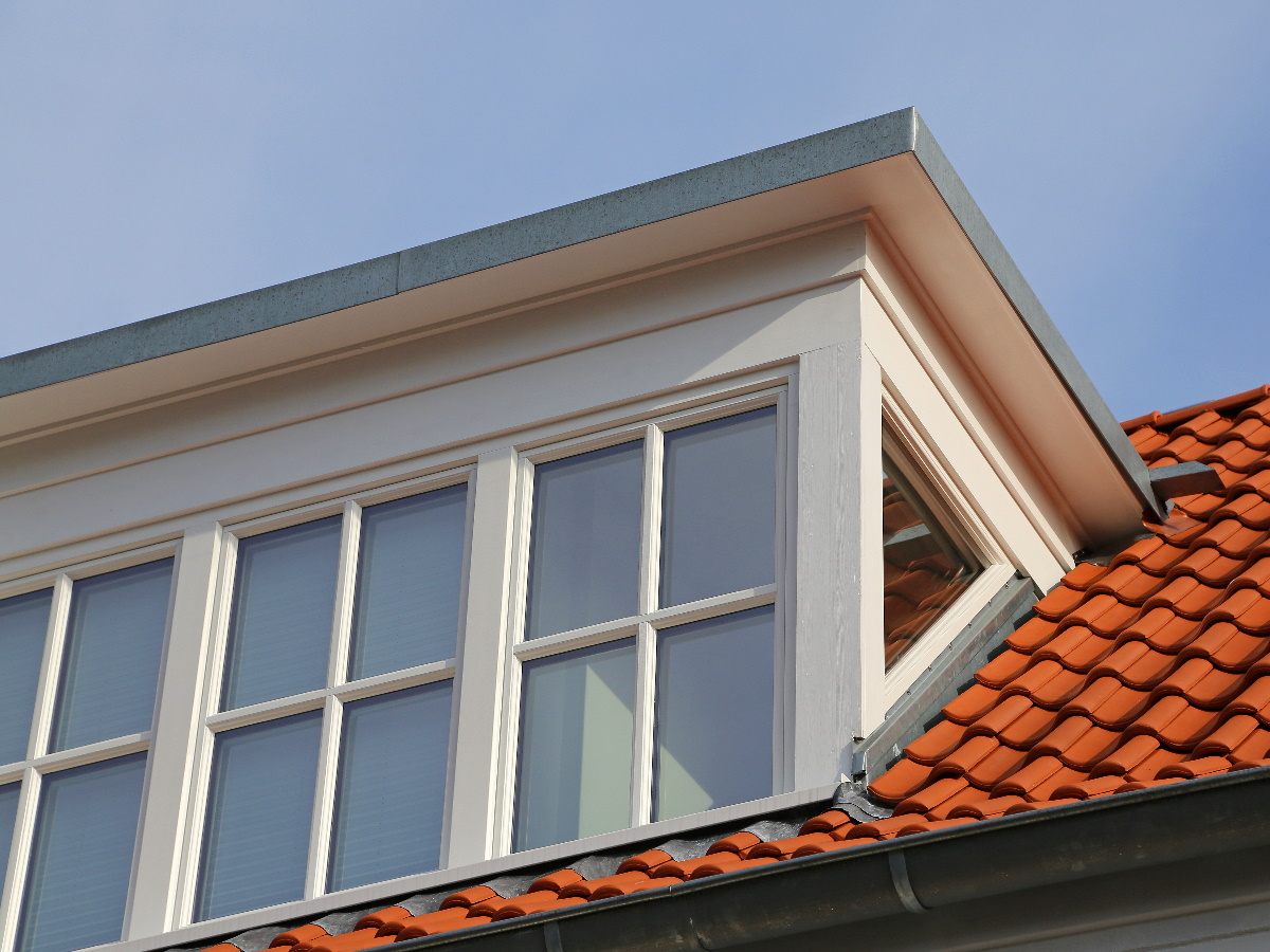 dubbele dakkapel op een schuin dak