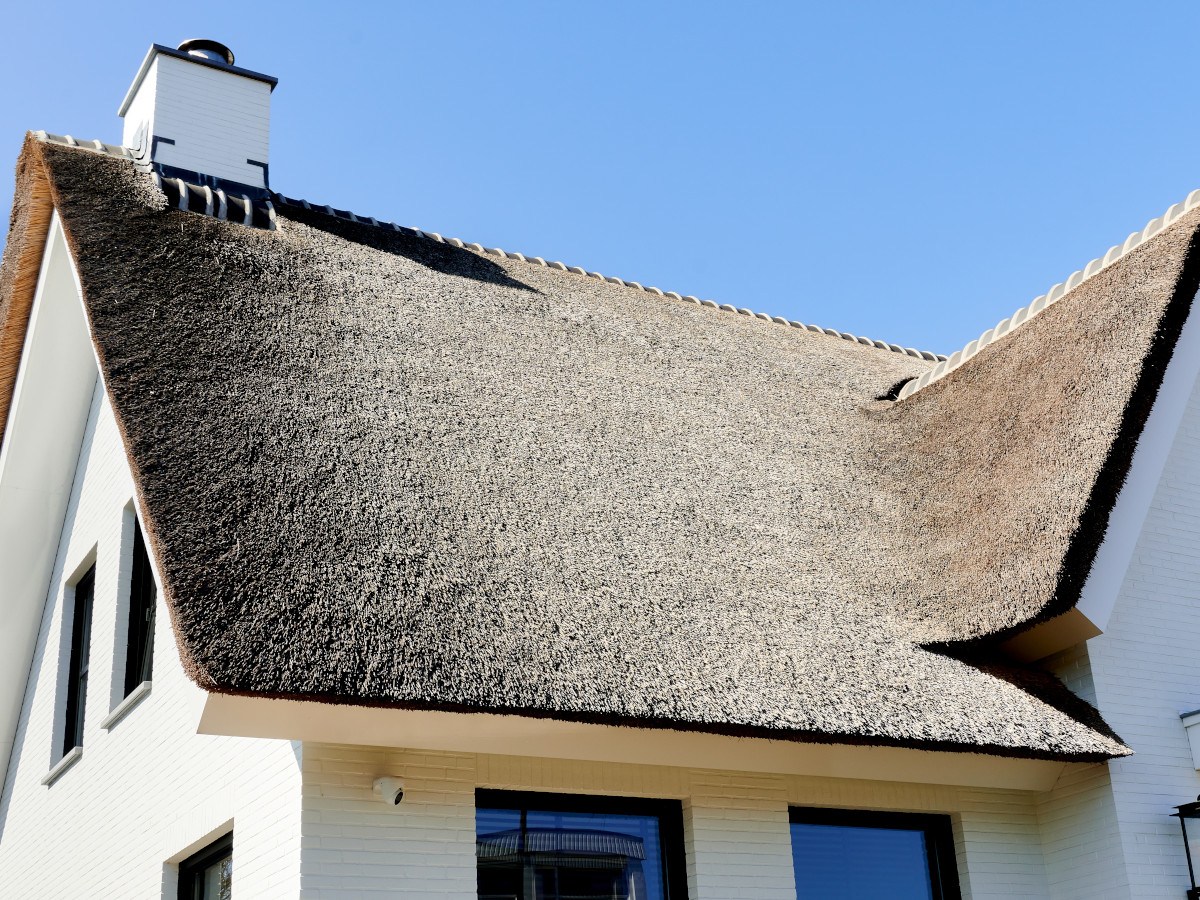 een afgewerkt rieten dak met isolatie